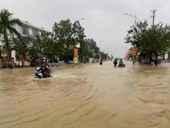 Lũ về vùng trũng trong đêm, dân dùng ròng rọc kéo máy móc nặng cả tấn lên cao